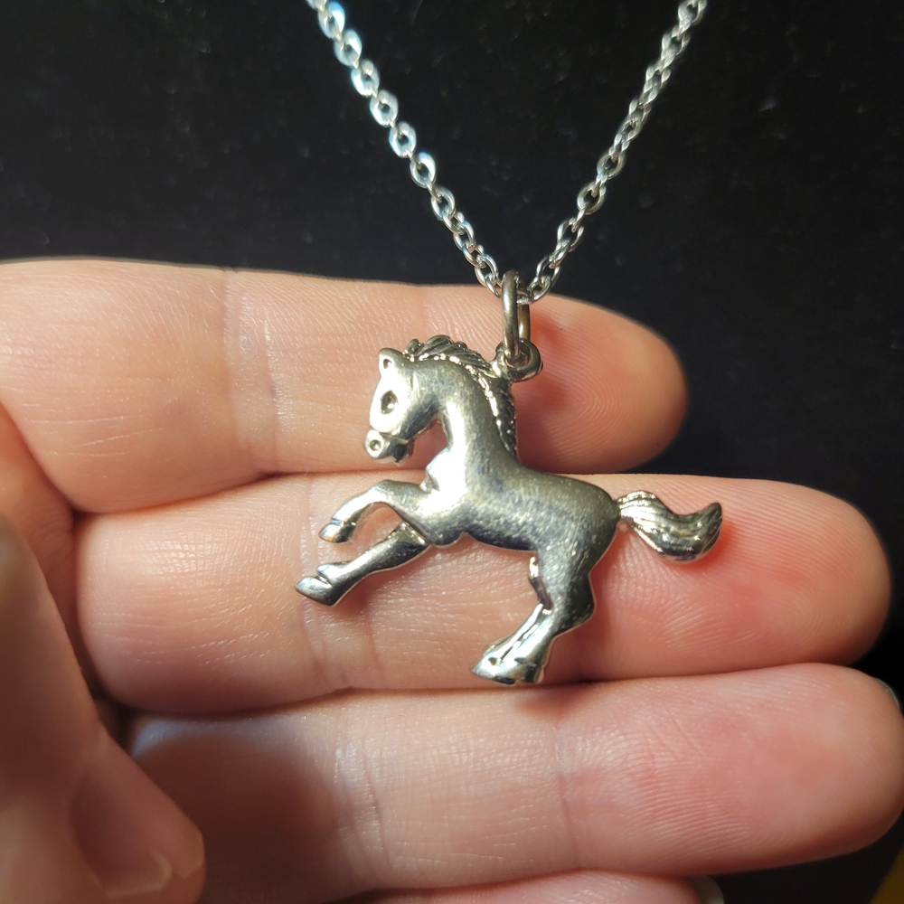 Charming Silver Tone Horse Pendandt Necklace On Stainless Steel Chain